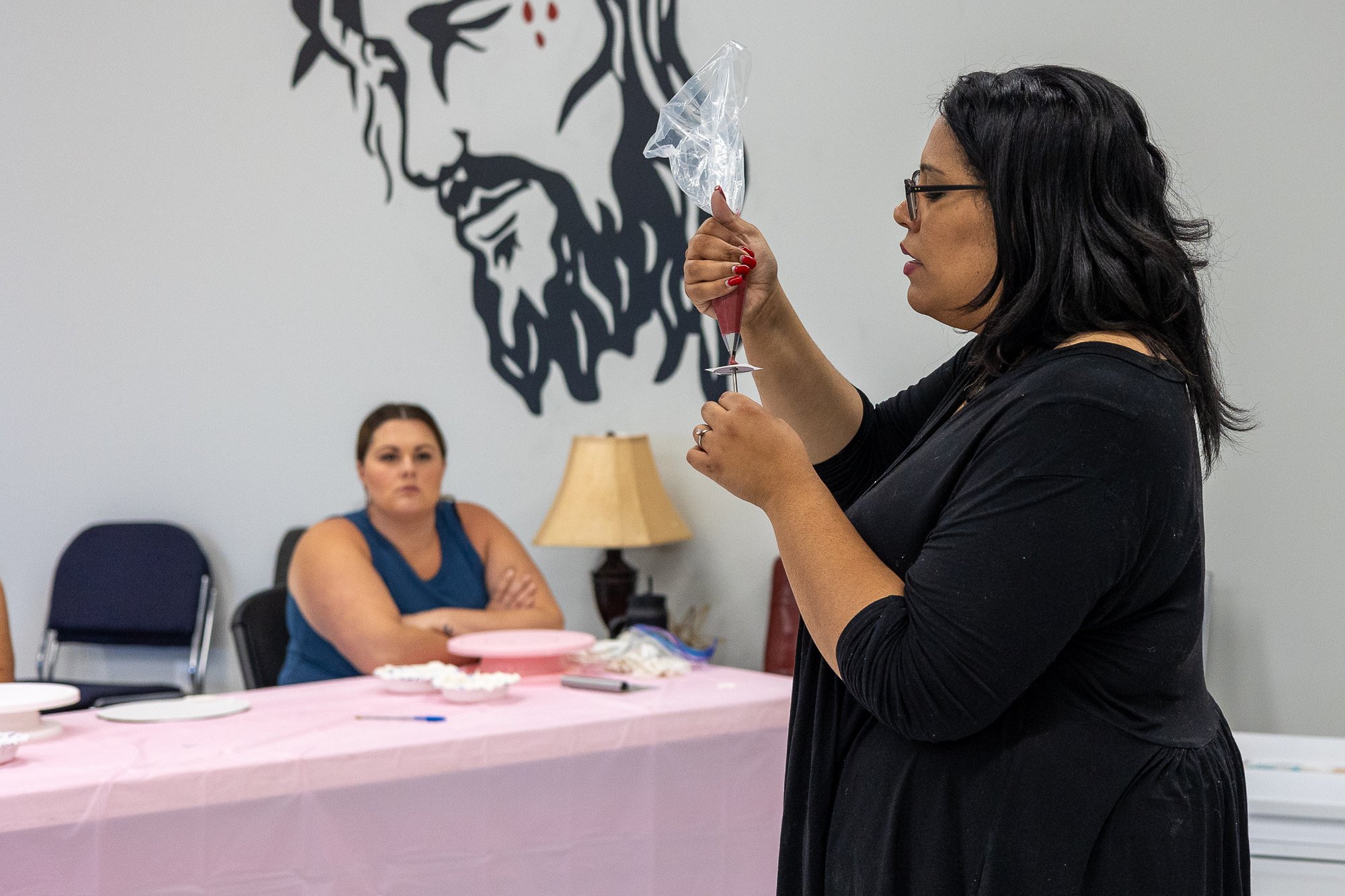 cake decorating demonstration